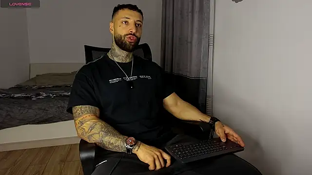 Snapshot of MasculineGuy99 chatting on 10-27-25, 04:38 MasculineGuy99 online show from 10-27-25, 04:38