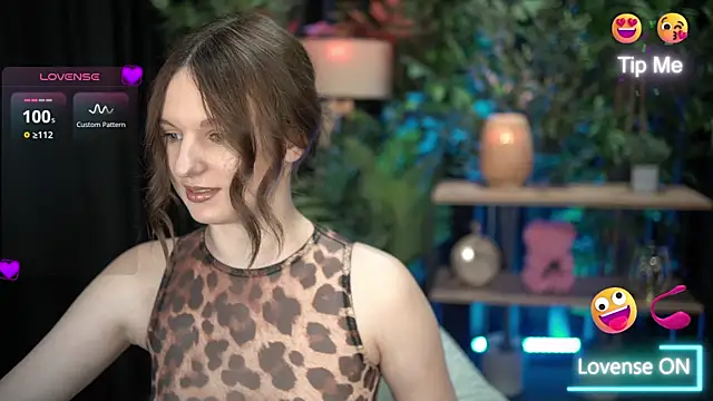 Snapshot of xoxo_molly chatting on 10-28-25, 08:11 xoxo molly online show from 10-28-25, 08:11