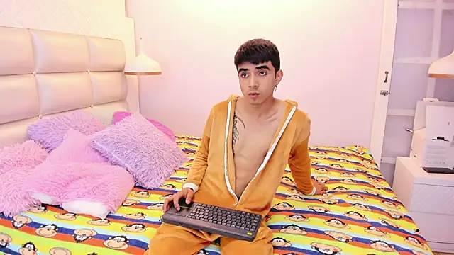 Snapshot of Hottie_Guy chatting on 10-06-25, 06:49 Hottie Guy online show from 10-06-25, 06:49