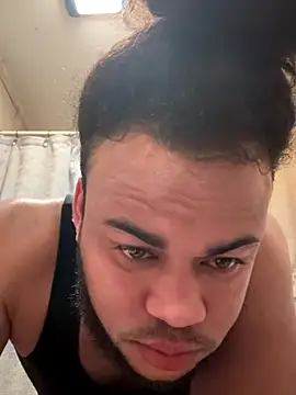 Snapshot of familia0210 chatting on 10-17-25, 04:04 familia0210 online show from 10-17-25, 04:04