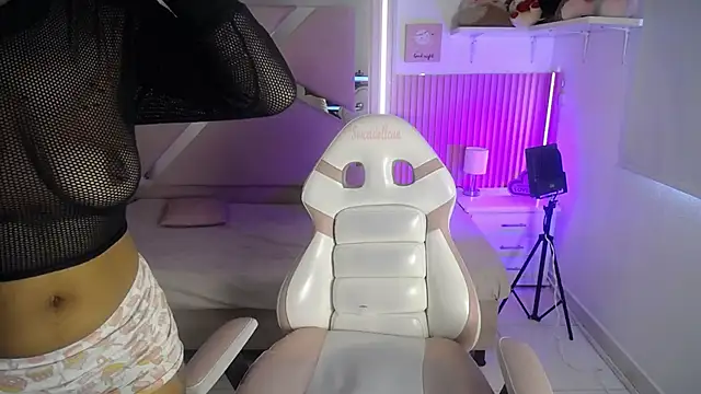 Snapshot of Charlotte_ebony_ chatting on 10-16-25, 01:01 Charlotte ebony online show from 10-16-25, 01:01