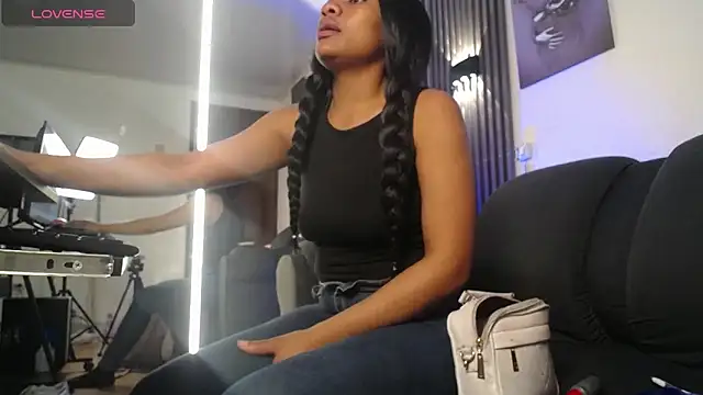 Snapshot of Charlotte_ebony_ chatting on 11-11-25, 01:00 Charlotte ebony online show from 11-11-25, 01:00