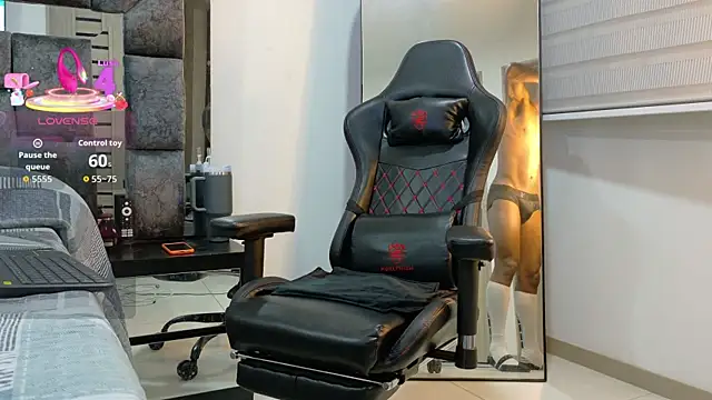 johnjaguar1  online show from 10-03-25, 11:18