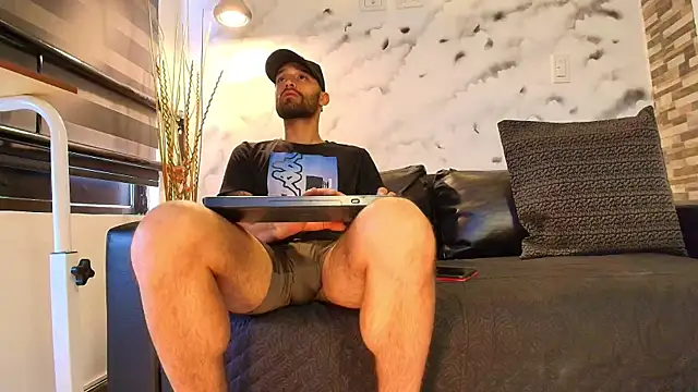 Snapshot of Max_Miller_S chatting on 11-13-25, 06:40 Max Miller S online show from 11-13-25, 06:40