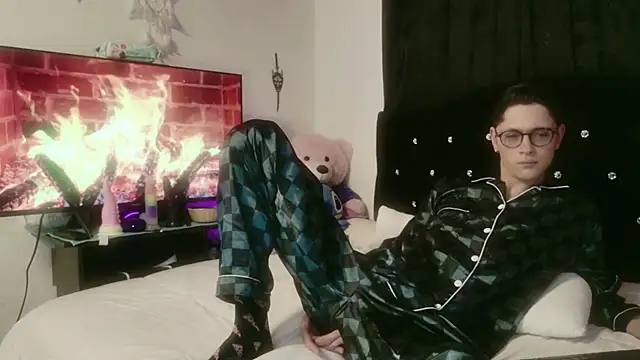 Tyler cat online show from 10-26-25, 10:21