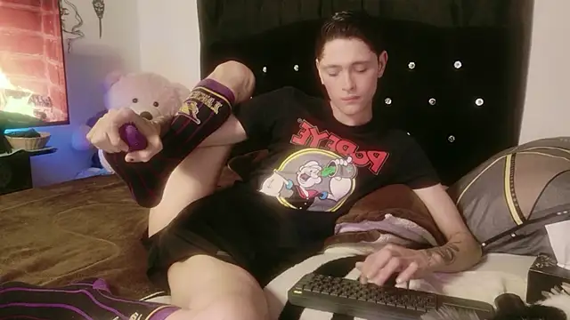 Tyler cat online show from 11-14-25, 02:27