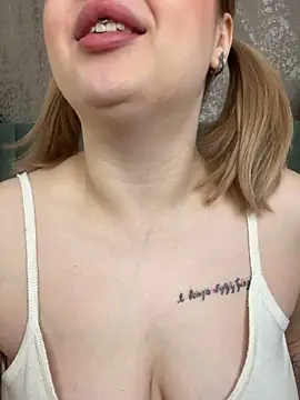 Snapshot of KellyMoors chatting on 10-10-25, 01:48 KellyMoors online show from 10-10-25, 01:48