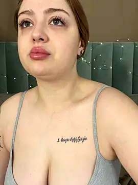 Snapshot of KellyMoors chatting on 10-19-25, 01:28 KellyMoors online show from 10-19-25, 01:28