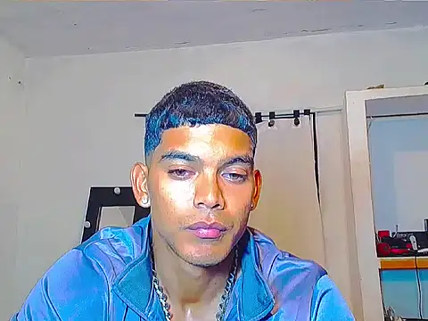 Snapshot of theMyke101 chatting on 05-10-26, 04:17 theMyke101 online show from 05-10-26, 04:17