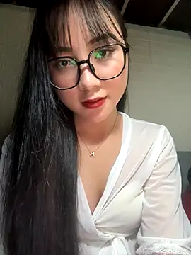 Snapshot of Linh5790 chatting on 10-13-25, 02:06 Linh5790 online show from 10-13-25, 02:06