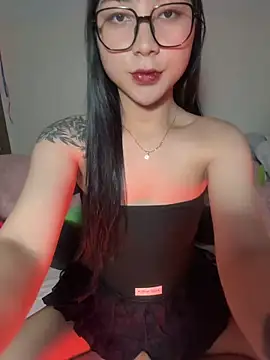 Snapshot of Linh5790 chatting on 10-31-25, 07:42 Linh5790 online show from 10-31-25, 07:42