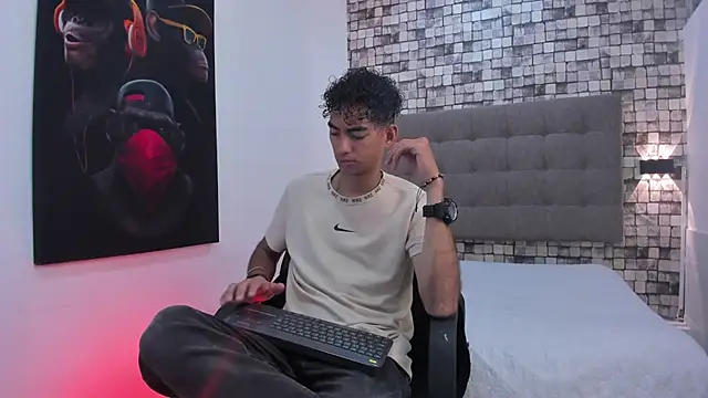 Ethan Brown0 online show from 10-03-25, 12:24