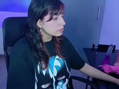 Snapshot of Violetta_Swett_ chatting on 11-15-25, 02:46 Violetta Swett online show from 11-15-25, 02:46