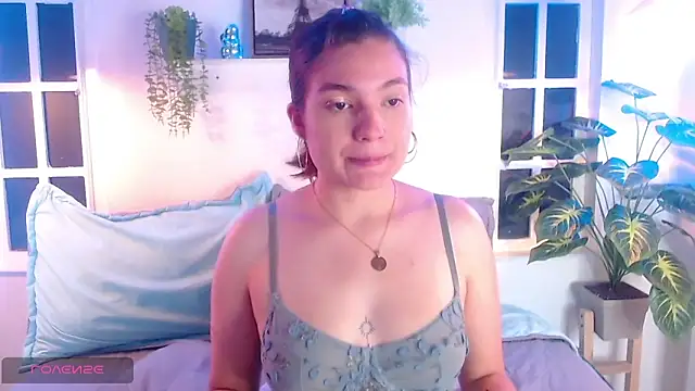 Snapshot of Viollet_C chatting on 10-12-25, 01:37 Viollet C online show from 10-12-25, 01:37