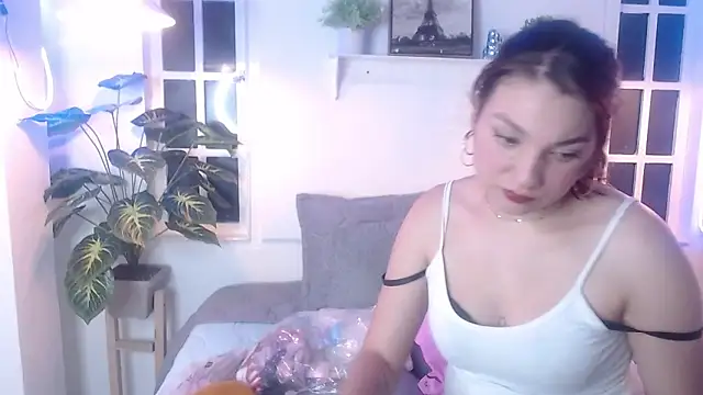 Snapshot of Viollet_C chatting on 10-23-25, 01:49 Viollet C online show from 10-23-25, 01:49