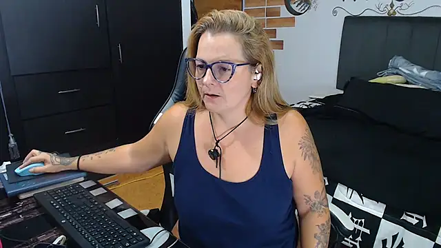 perlagoloza05 online show from 06-10-26, 04:12