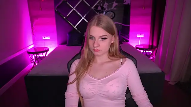 Snapshot of ViviAnneD chatting on 10-18-25, 07:47 ViviAnneD online show from 10-18-25, 07:47