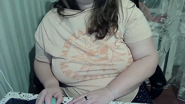 Snapshot of HarmonyKarera chatting on 10-06-25, 12:19 HarmonyKarera online show from 10-06-25, 12:19