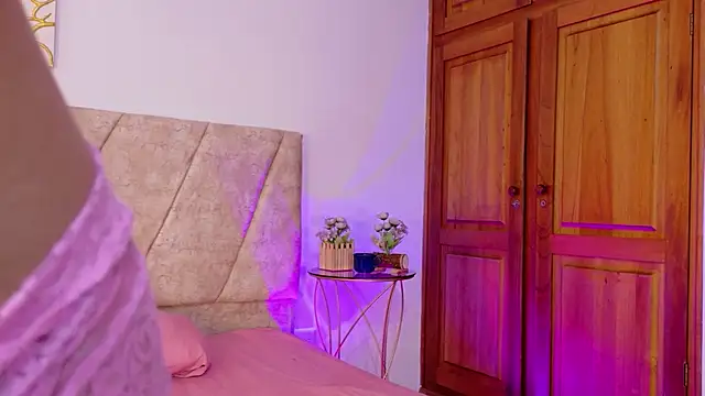 Snapshot of AmyVega_ chatting on 10-08-25, 01:09 AmyVega online show from 10-08-25, 01:09