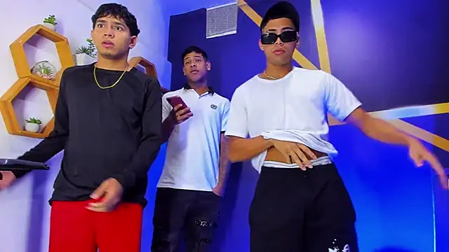 Play boys Hot2 online show from 10-04-25, 12:03