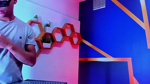 Play boys Hot2 online show from 10-11-25, 12:04