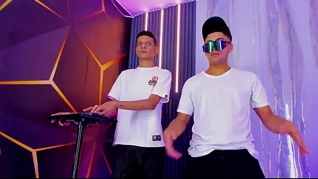 Play boys Hot2 online show from 11-20-25, 05:07