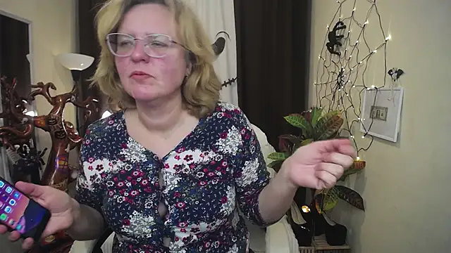 Snapshot of VestaWoody chatting on 10-11-25, 12:15 VestaWoody online show from 10-11-25, 12:15