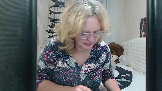 Snapshot of VestaWoody chatting on 10-12-25, 12:04 VestaWoody online show from 10-12-25, 12:04