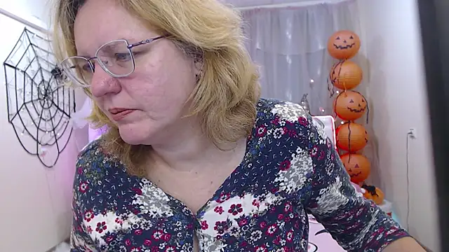 Snapshot of VestaWoody chatting on 10-13-25, 06:35 VestaWoody online show from 10-13-25, 06:35