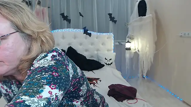 Snapshot of VestaWoody chatting on 10-17-25, 06:27 VestaWoody online show from 10-17-25, 06:27