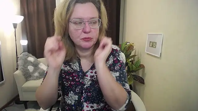 Snapshot of VestaWoody chatting on 11-13-25, 06:56 VestaWoody online show from 11-13-25, 06:56