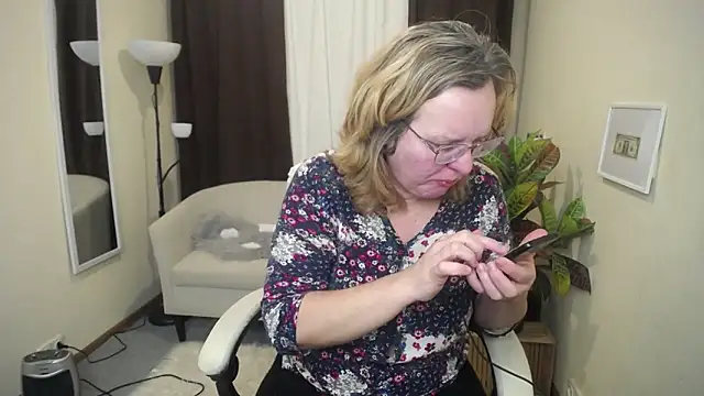 Snapshot of VestaWoody chatting on 11-15-25, 01:18 VestaWoody online show from 11-15-25, 01:18