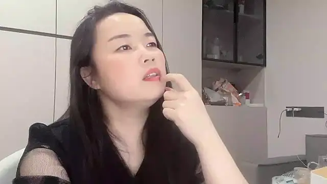 Snapshot of zhiqiu- chatting on 10-19-25, 03:56 zhiqiu- online show from 10-19-25, 03:56