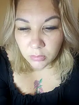 Snapshot of Karamelkaxq chatting on 10-28-25, 02:20 Karamelkaxq online show from 10-28-25, 02:20