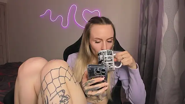 hello kittyyk online show from 05-04-26, 04:14