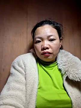 Snapshot of miomio-12 chatting on 02-11-26, 10:15 miomio-12 online show from 02-11-26, 10:15