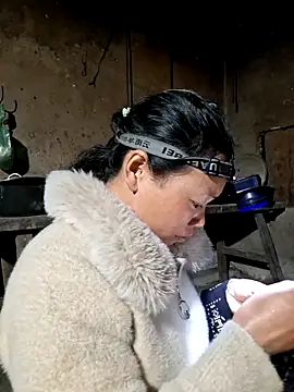 Snapshot of miomio-12 chatting on 02-20-26, 01:33 miomio-12 online show from 02-20-26, 01:33