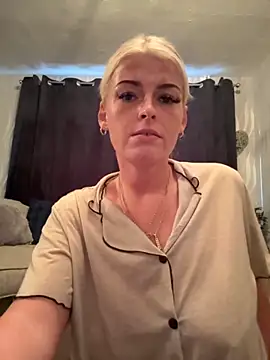 Snapshot of KikiMaexox chatting on 10-10-25, 04:28 KikiMaexox online show from 10-10-25, 04:28