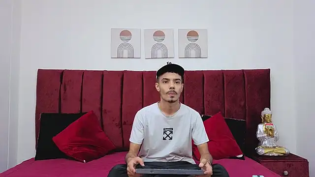 Snapshot of Timothe_Evans chatting on 10-08-25, 08:50 Timothe Evans online show from 10-08-25, 08:50