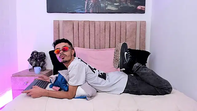 Snapshot of Timothe_Evans chatting on 10-24-25, 09:11 Timothe Evans online show from 10-24-25, 09:11