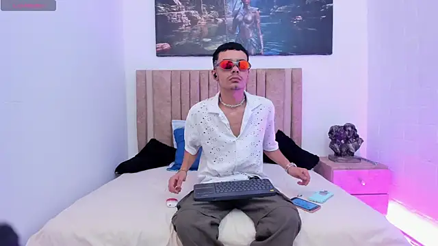 Snapshot of Timothe_Evans chatting on 11-18-25, 07:29 Timothe Evans online show from 11-18-25, 07:29