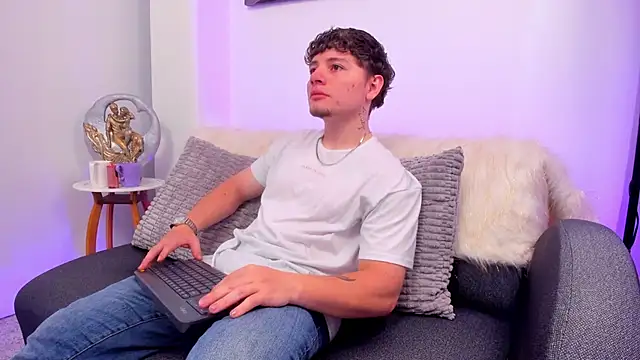 Leoo Miller online show from 11-30-25, 04:16