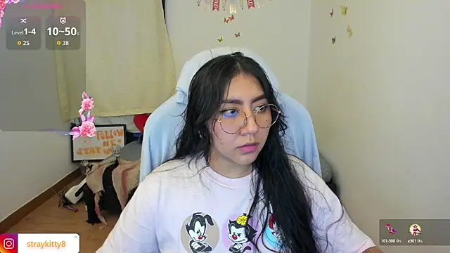 Snapshot of LoveLyy- chatting on 10-15-25, 09:04 LoveLyy- online show from 10-15-25, 09:04