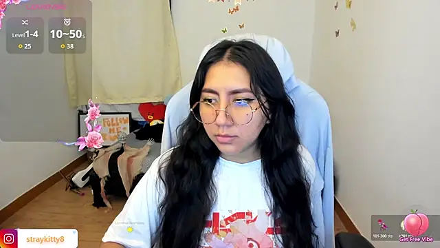 Snapshot of LoveLyy- chatting on 10-17-25, 01:03 LoveLyy- online show from 10-17-25, 01:03