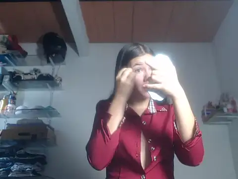 Snapshot of Saraa_loove chatting on 10-20-25, 01:33 Saraa loove online show from 10-20-25, 01:33
