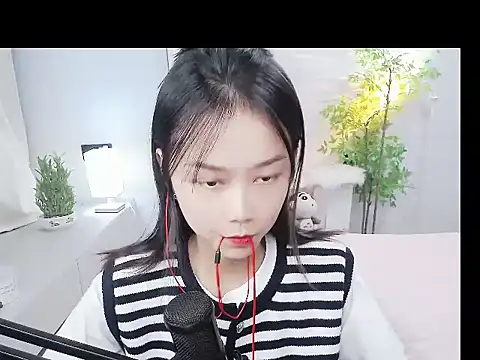 Snapshot of mili0923 chatting on 10-13-25, 02:39 mili0923 online show from 10-13-25, 02:39