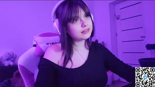 Snapshot of KristiBloom chatting on 11-23-25, 09:14 KristiBloom online show from 11-23-25, 09:14