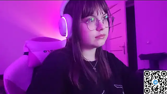 Snapshot of KristiBloom chatting on 12-14-25, 10:25 KristiBloom online show from 12-14-25, 10:25