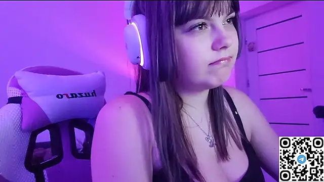 Snapshot of KristiBloom chatting on 12-15-25, 09:52 KristiBloom online show from 12-15-25, 09:52