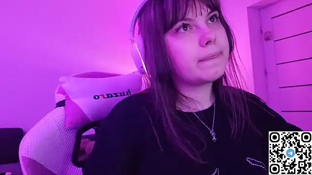 Snapshot of KristiBloom chatting on 12-20-25, 10:50 KristiBloom online show from 12-20-25, 10:50